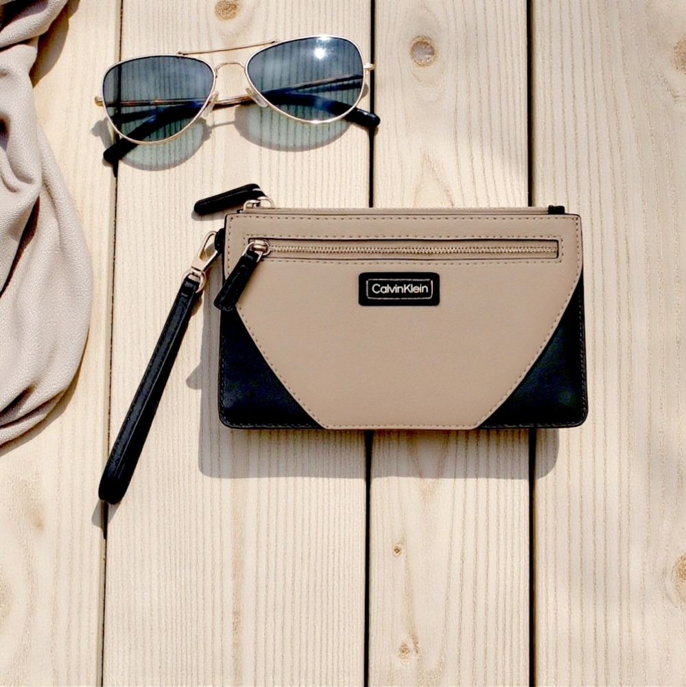 CALVIN KLEIN SAFFIANO LEATHER WRISTLET MEDIUM GRAY BLACK